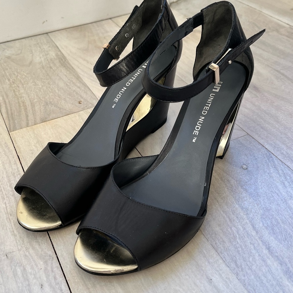 Women black open heel
Like new (used for photoshoots)